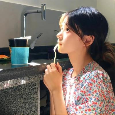 男爵的同桌小女生